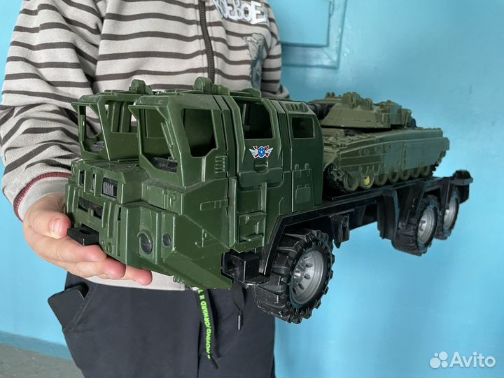 Игрушечный автомобиль с танком
