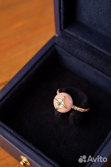 Кольцо Louis Vuitton B Blossom Monogram Flower Pink Opal Q9M00A