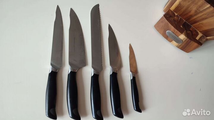 Набор кухонных ножей на деревянной подставке