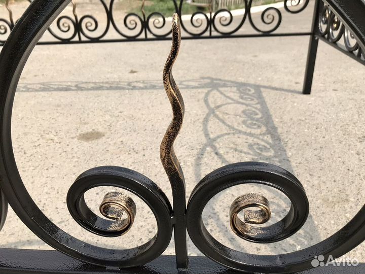 Оградка на кладбище