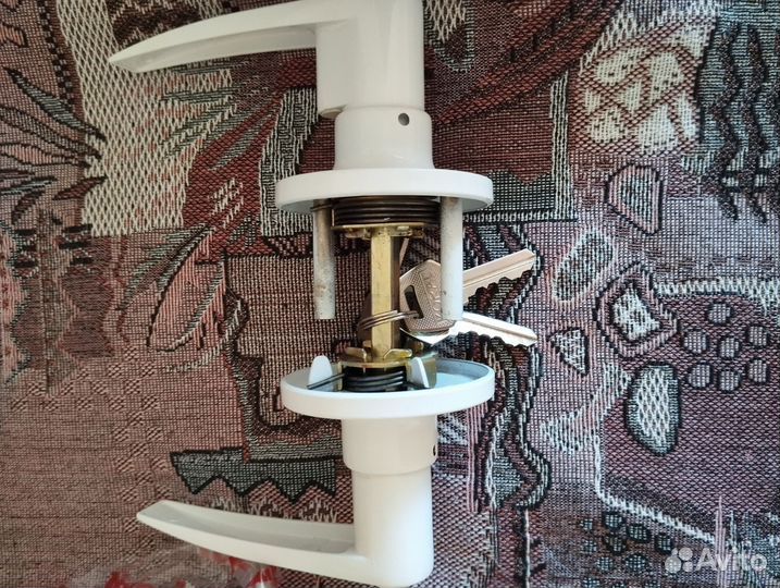 Дверная ручка в комплекте с замком