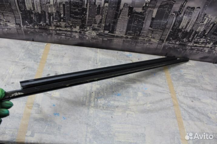 Уплотнитель стекла двери задний правый Audi A7 4G 2010-2018