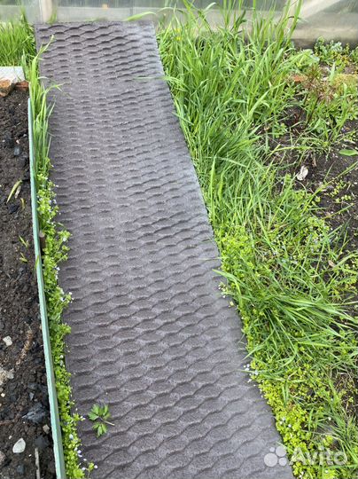 Дорожка садовая между грядок