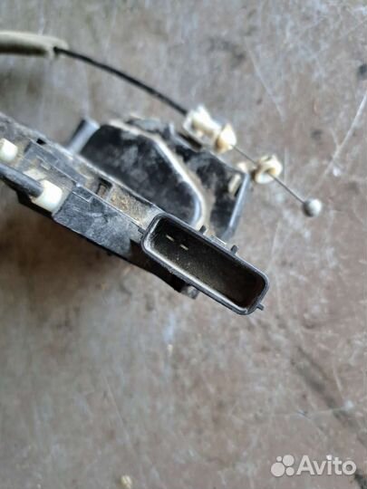 Замок двери передний левый Nissan Teana