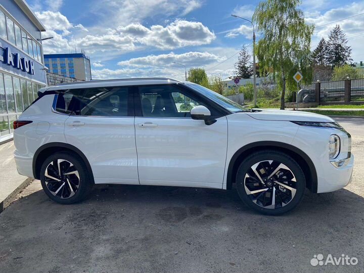 Mitsubishi Outlander 2.5 CVT, 2023, 15 км