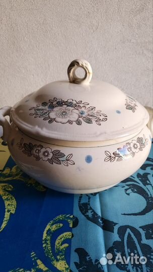 Конфетницы, ваза, супница, тарелки с нюансами