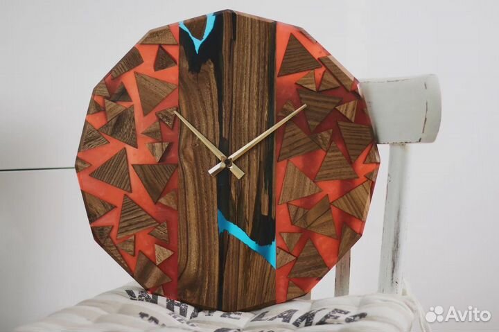 В наличии часы река из слэба и эпоксидной смолы