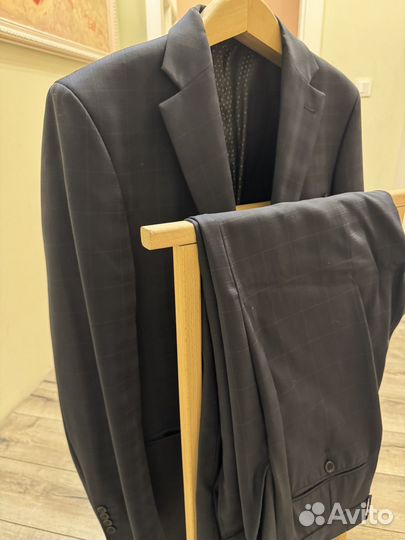 Мужской костюм синий в клетку