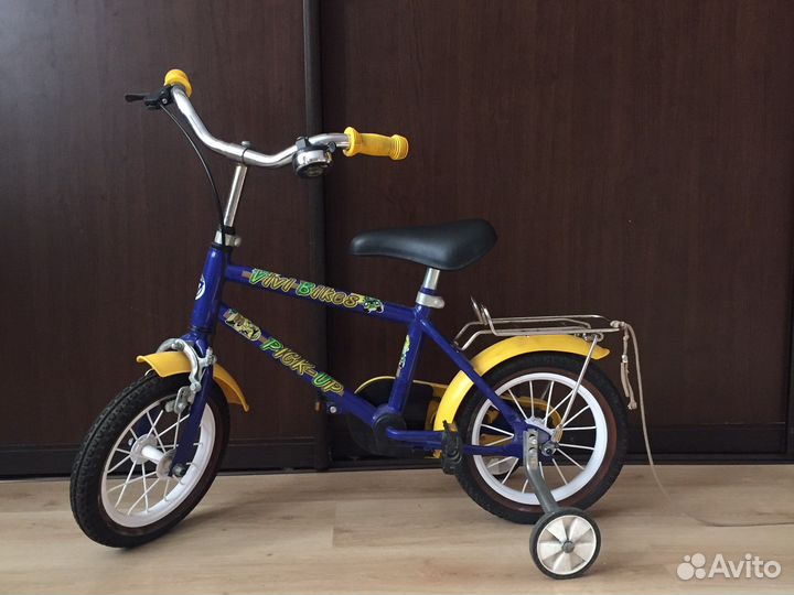 Детский велосипед с дополнительными колесами