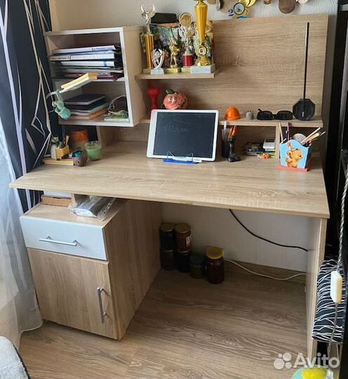 Письменный стол с надстройкой для школьника бу