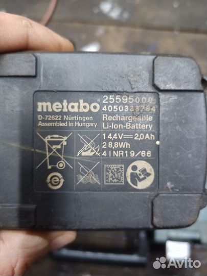 Кейс, зарядка и два аккумулятора