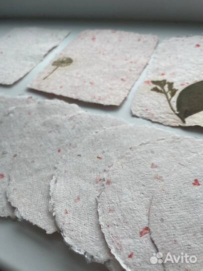 Мастер по созданию бумаги ручного литья