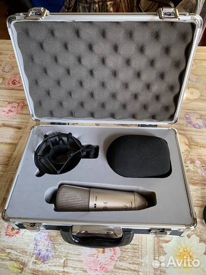 Студийный микрофон behringer b1