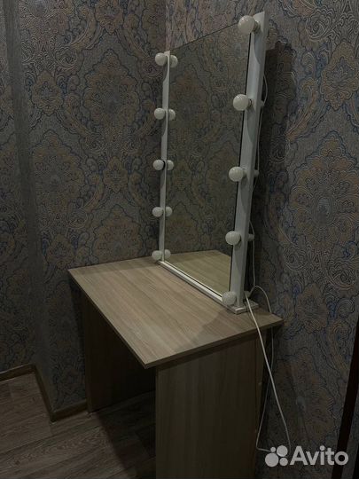 Зеркало с лампочками + стол