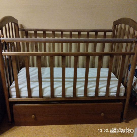 Кроватка для новорожденных с маятником