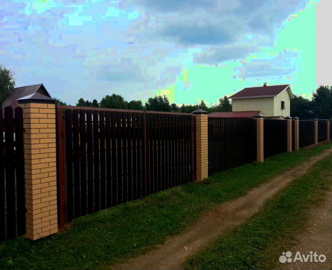 Забор из металлического штакетника в ло