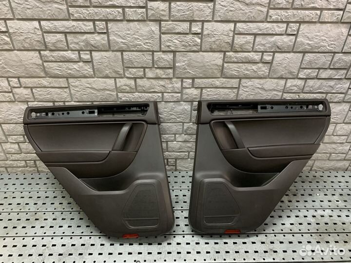 VW Touareg NF Обшивка двери задней левой и правой