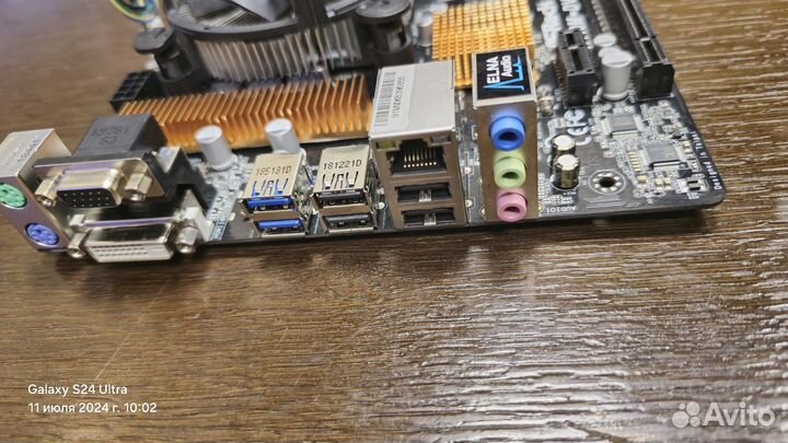 Материнская плата с процессором и памятью