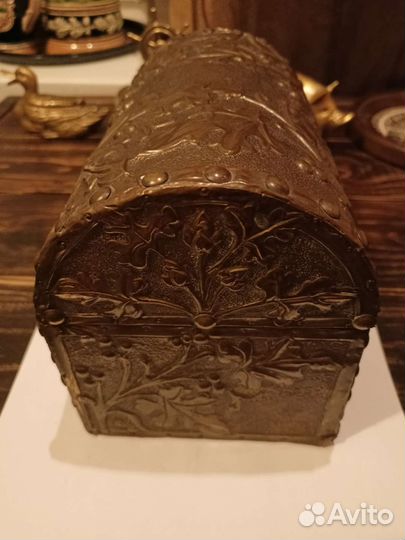 Сундук-шкатулка латунь чеканка