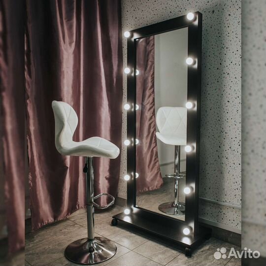Гримерное зеркало напольное на подставке