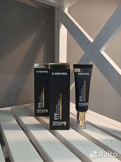 Омолаживающий крем для век с пептидами Medi-Peel