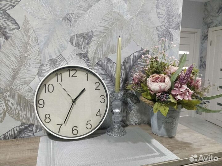 Часы, ваза и новогоднее украшение, подсвечник