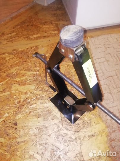 Домкрат реечный автомобильный