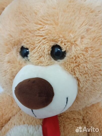 Большой плюшевый медведь