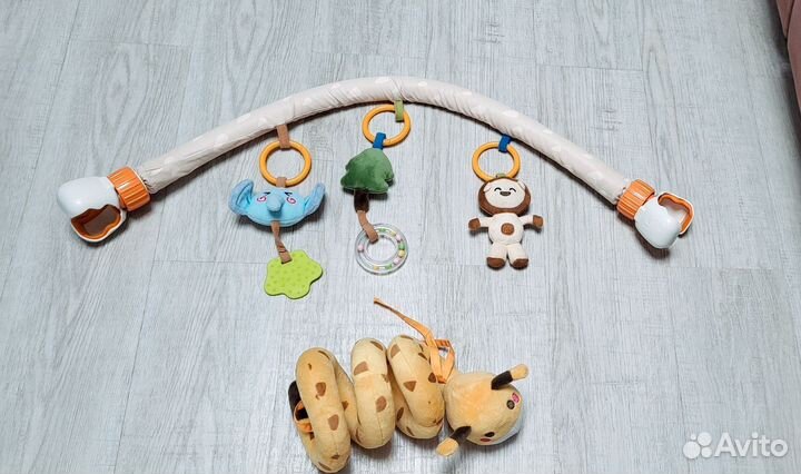 Дуга с игрушками