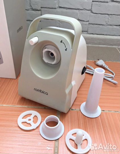 Мясорубка 3 решётки+насадки.Новая