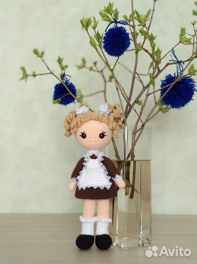 Вязаная кукла школьница