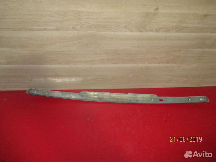 Накладка задней двери (багажника) Nissan Presage