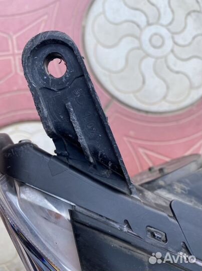 Toyota Rav4 фара правая Led