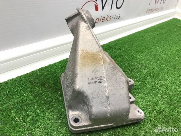 Кронштейн двигателя левый Mercedes-Benz E-350 W212