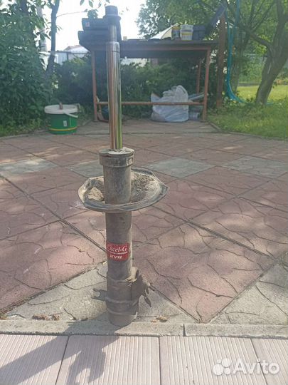 Амортизационная стойка передняя левая