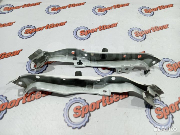 Планка над фарой передняя правая Toyota Prius