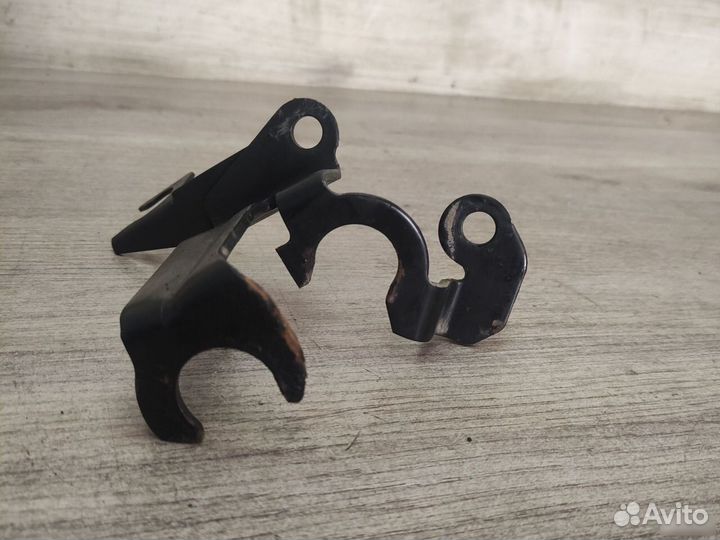 Кронштейн крепления троса МКПП Ford Focus 1 1.8 TD