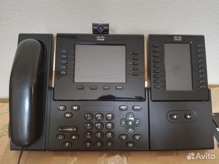 2 IP-телефон Cisco с камерой и консолью расширения