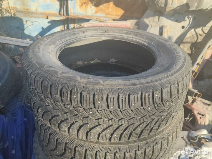 Bridgestone Blizzak Spike-01 215/65 R16 98T