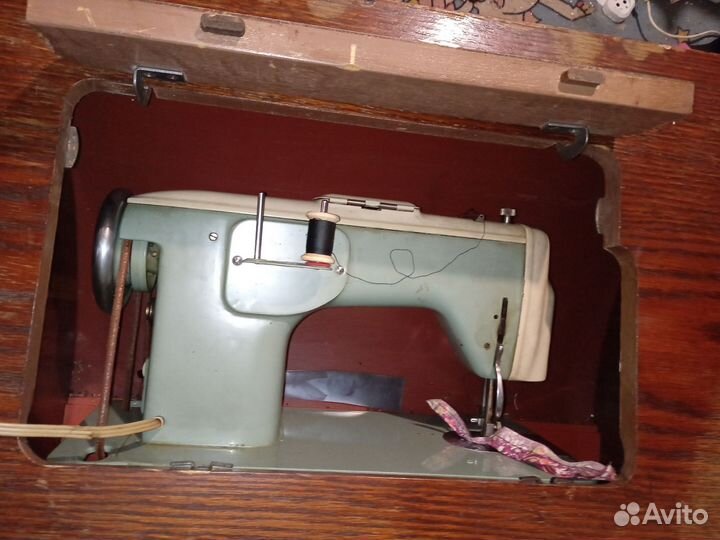 Швейная машина LADA