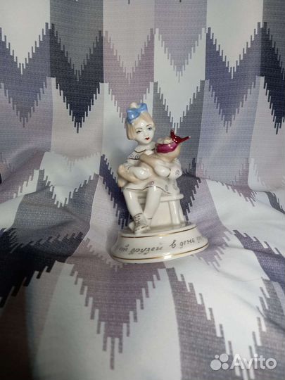 Статуэтка фарфоровая