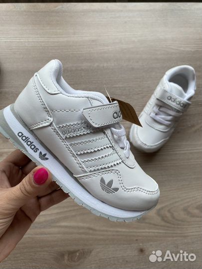 Белые кроссовки adidas 30