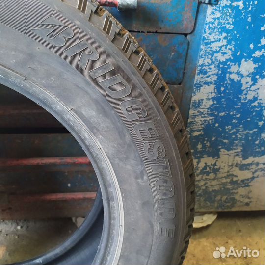 Bridgestone Blizzak Spike-01 235/65 R17