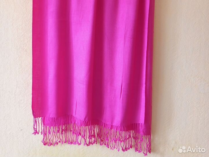 Ярко-розовый шарф палантин