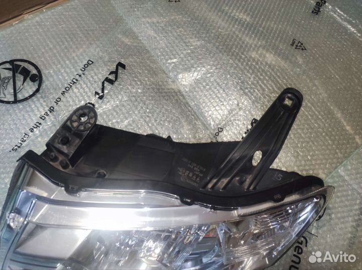 Фара левая на Митсубиши Паджеро 4