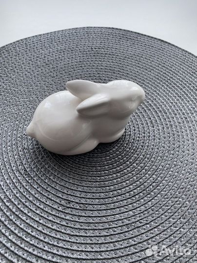 Фарфоровая посуда с кроликами