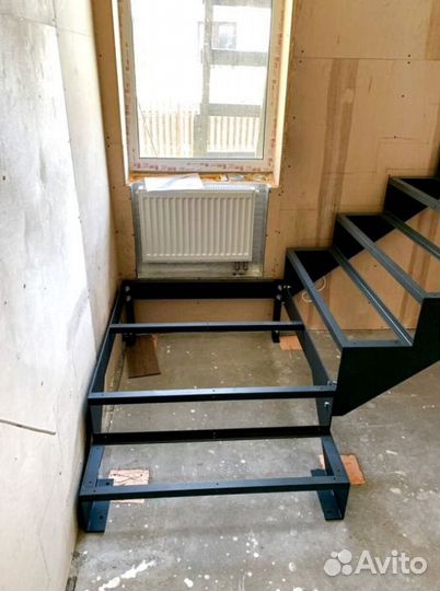 Лестница на металлокаркасе открытого типа