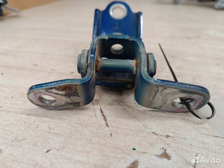 Петля двери задняя левая Hyundai Solaris 1 2010