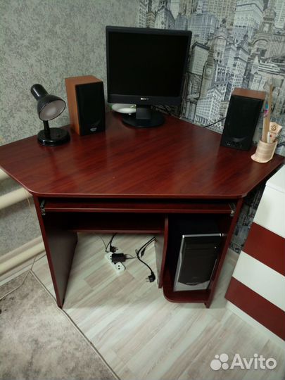 Компьютерный стол