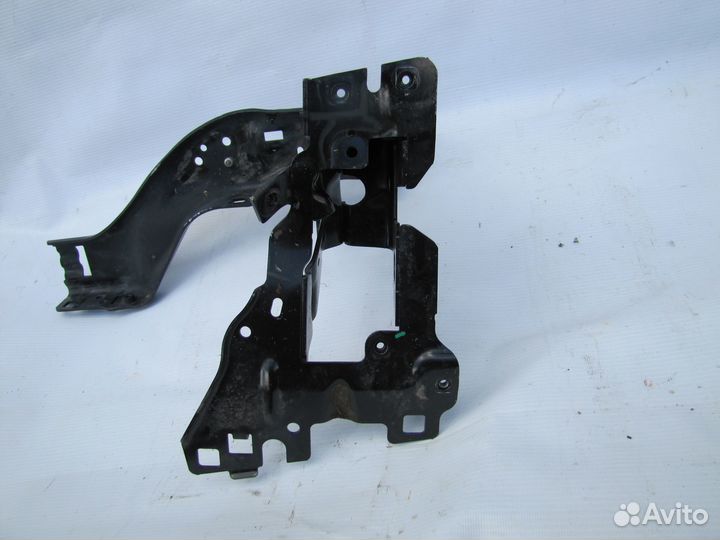 BMW 5 G30/G31 крепление передней левой фары